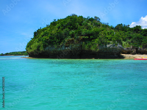 南の島の透き通った海と岩山の風景 © Nishico