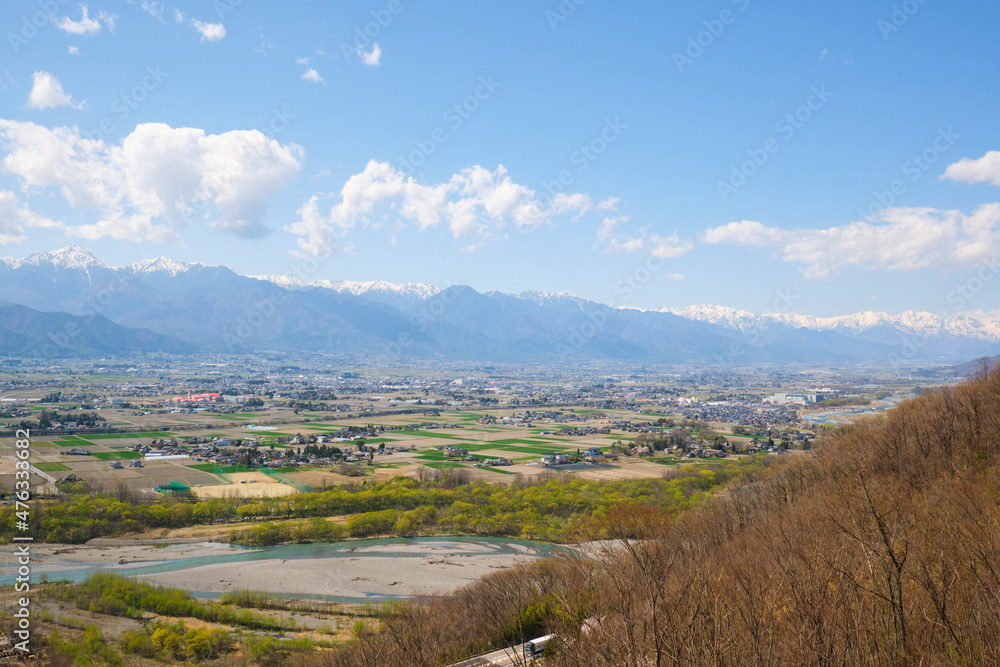 新緑の季節の長野県安曇野の町並みと,北アルプスを高台から望む