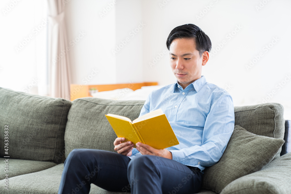 本を読む男性 本を読む男性