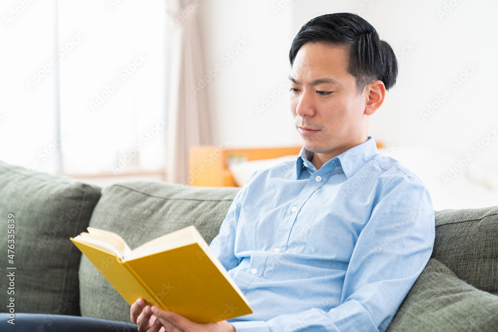 本を読む男性 本を読む男性