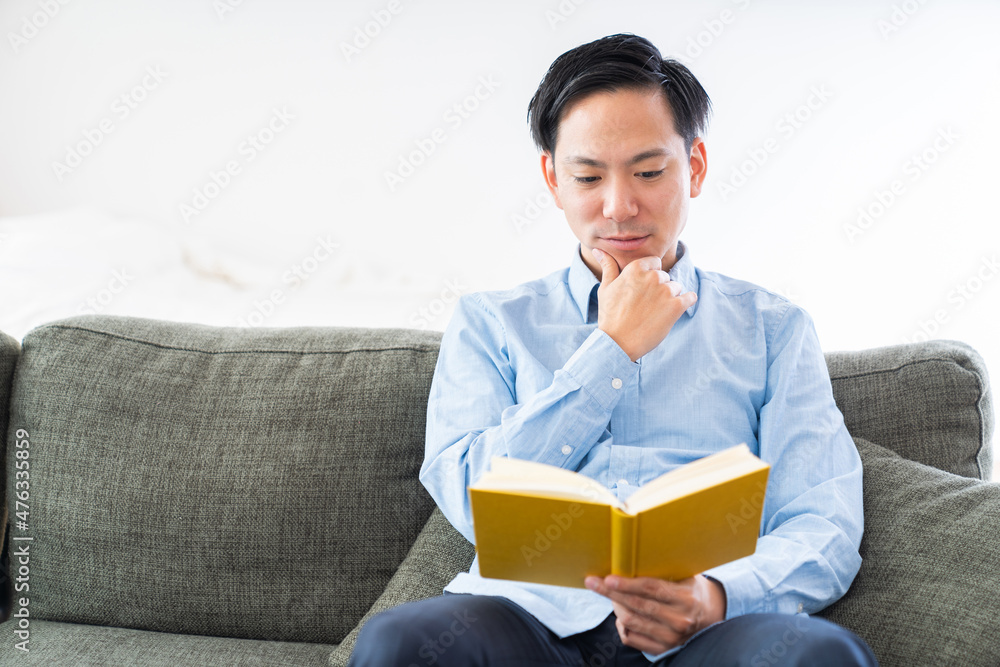本を読む男性 本を読む男性