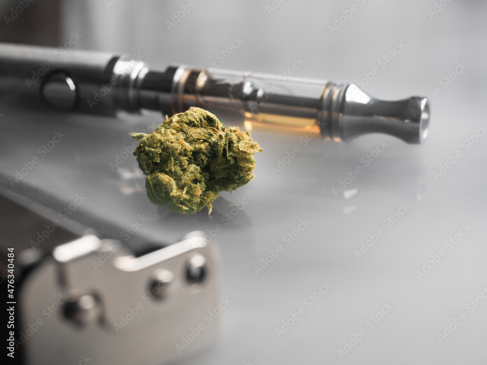 Φωτογραφία Close  up shot of cannabis or weed in the middle, vape pen with cannabis oil in
