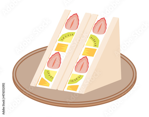 フルーツサンド　イチゴ＋キウイ＋パイン　三角に二分割