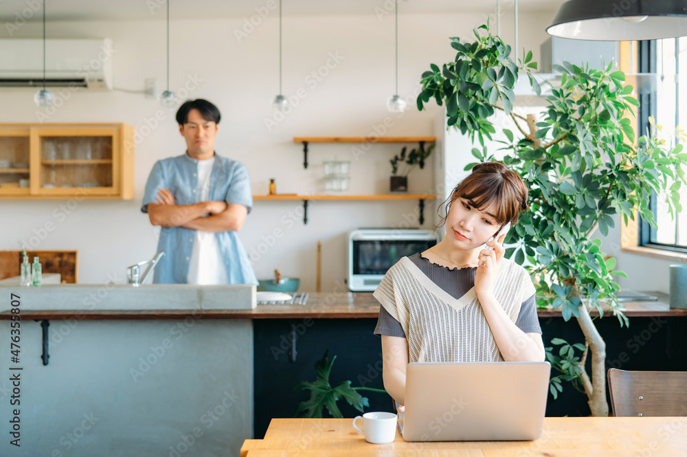 仕事する女性と家事をする男性(笑顔・電話)
仕事する女性と家事をする男性(笑顔・電話)