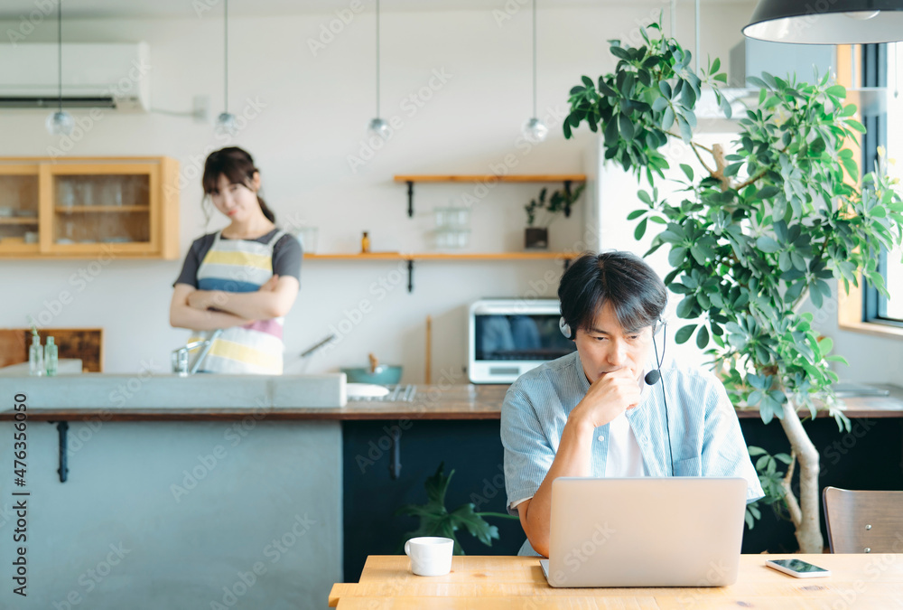 Obraz premium パソコンを使う男性と迷惑そうな女性（ヘッドセット） 