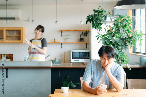 スマホを見る男性と疑う女性 