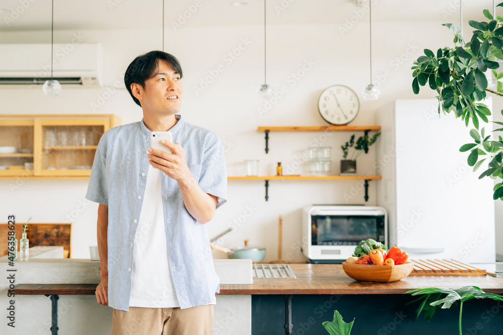 家でスマホを使う男性(アプリ)
家でスマホを使う男性(アプリ)