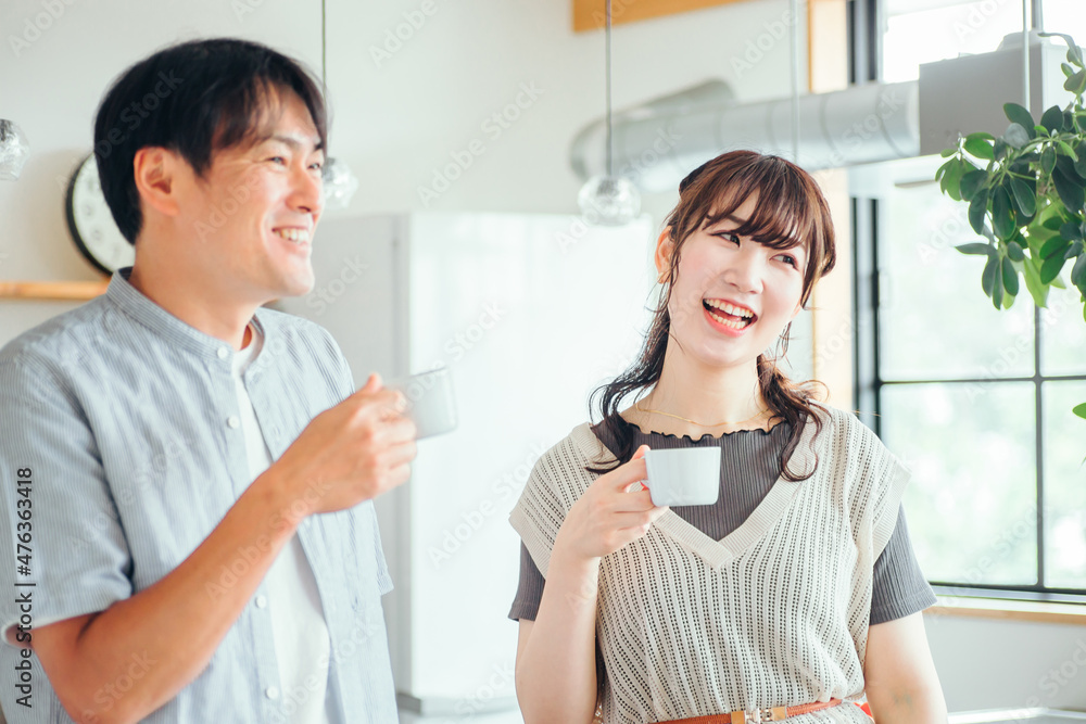 キッチンの前でコーヒーを飲む男女(夫婦)
キッチンの前でコーヒーを飲む男女(夫婦)