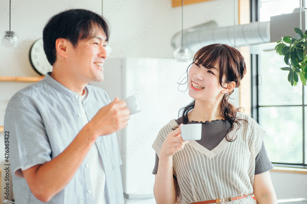 キッチンの前でコーヒーを飲む男女(夫婦)
キッチンの前でコーヒーを飲む男女(夫婦)