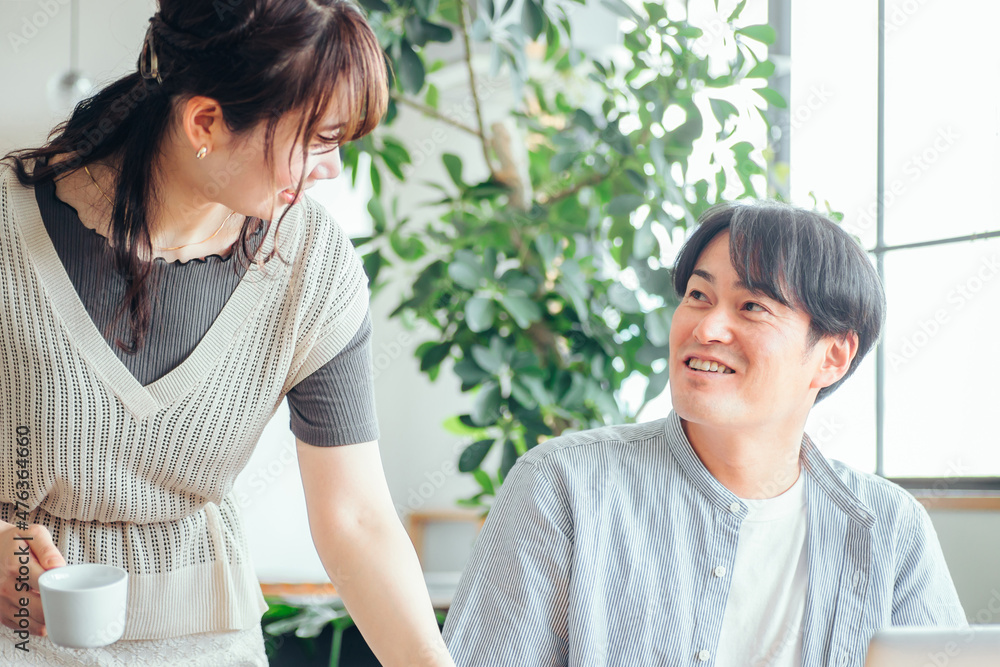 テレワークする男性と女性
テレワークする男性と女性