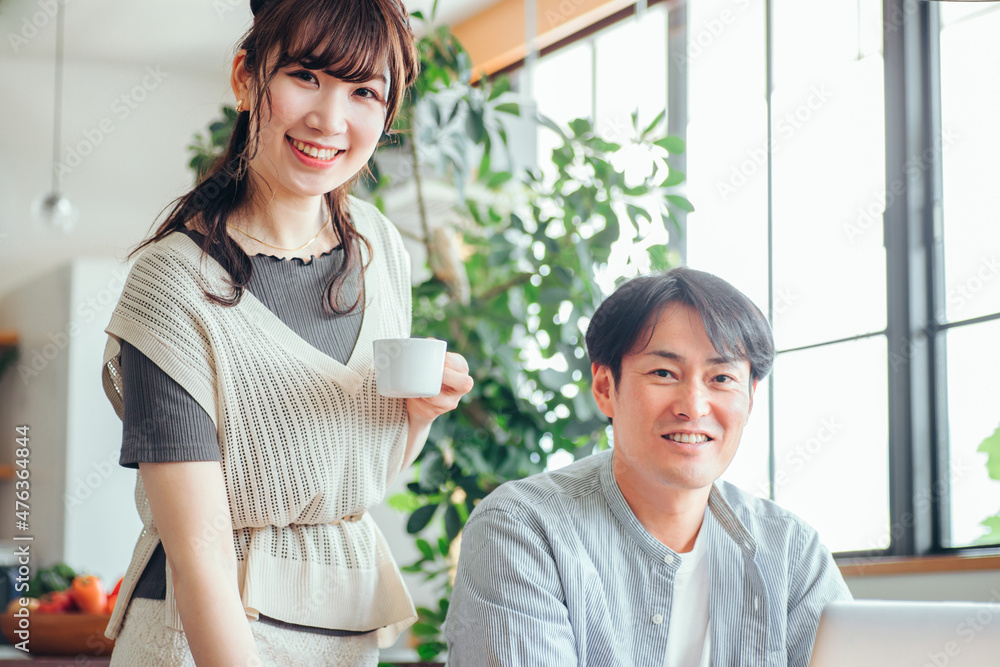 テレワークする男性と女性
