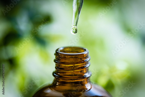 スポイトでアロマオイルを遮光瓶に移す