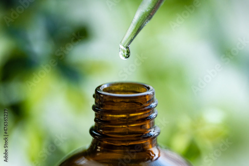 スポイトでアロマオイルを遮光瓶に移す