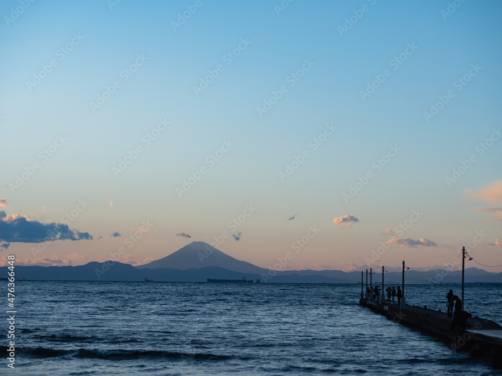 富士山と海が見える岡本桟橋の風景。ミステリアスな色の夕焼け。