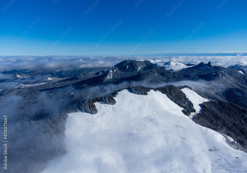 Obraz premium Rarau mountains seen from above in winter