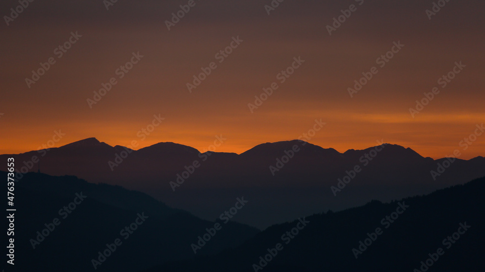 Silhouette von den Bergen im Abendrot
