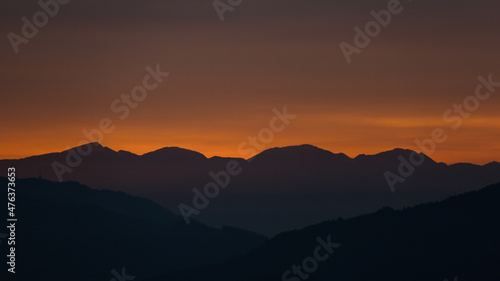 Silhouette von den Bergen im Abendrot
