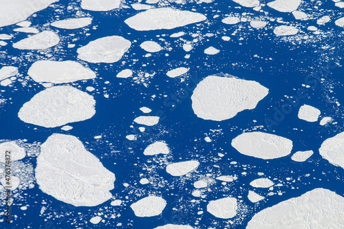 Eisschollen auf Wasser photo