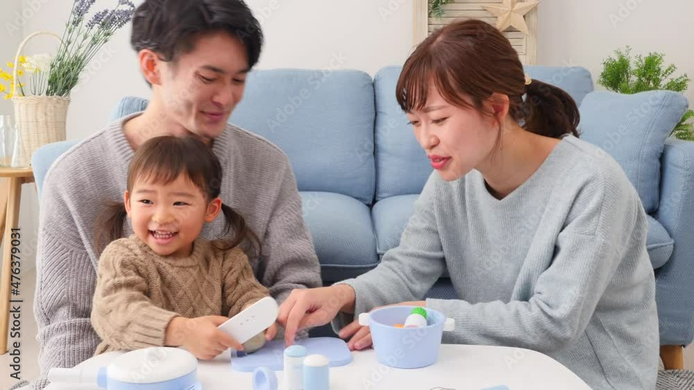 ままごとで遊ぶ女の子と両親 ままごとで遊ぶ女の子と両親