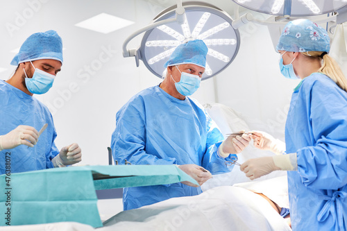 Ärzteteam in der Chirurgie bei einer Notfall Operation