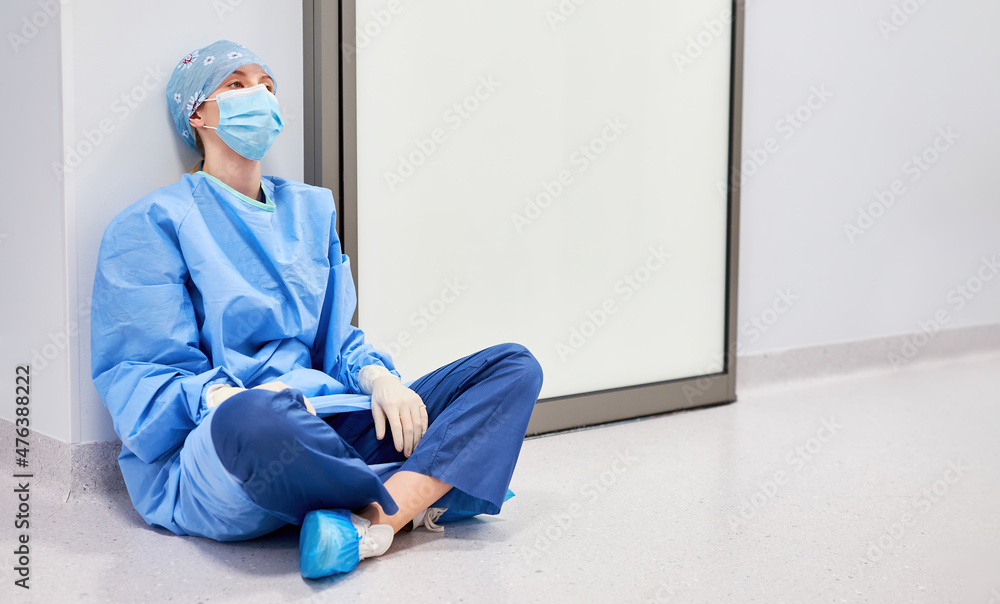 Erschöpfte Krankenschwester oder Ärztin in Notaufnahme Erschöpfte Krankenschwester oder Ärztin in Notaufnahme