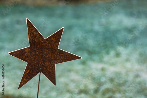 Grußkarte mit einem Stern vor gefrorenem weißen Hintergrund und Raum für eine persönliche Nachricht zu Weihnachten oder Advent