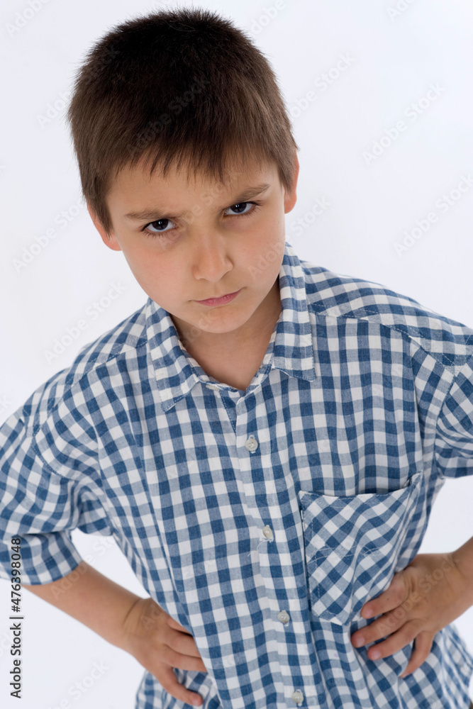 Junge, 8 Jahre, mit bösem Gesichtsausdruck Junge, 8 Jahre, mit bösem Gesichtsausdruck