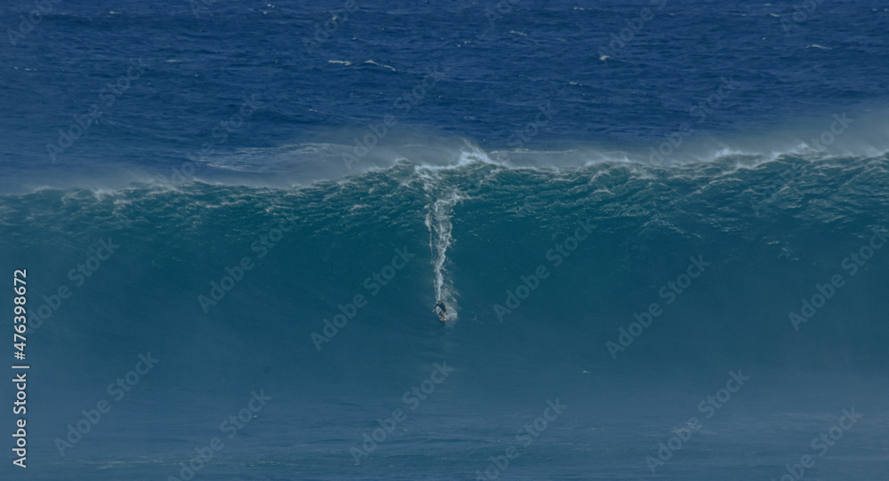 Naklejka premium Sport photography. Jaws swell on International surfing event in Maui, Hawai 2021 December.