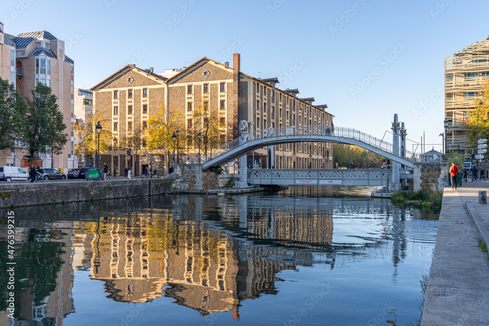 Obraz premium Paris, France - 10 24 2021: Reflections on the Ourcq canal of the lift bridge at sunrise