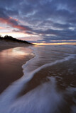 Krajobraz wybrzeża Morza Bałtyckiego, zimowy zachód słońca nad Bałtykiem