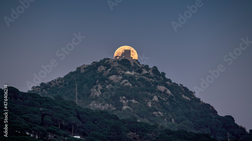 Luna llena tras el Castell de Burriac