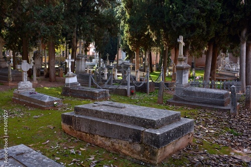 Tumbas antiguas en el cementerio de la ciudad de Granada 