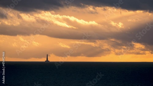 Timelapse Rayons au coucher du soleil sur le phare de Cordouan au dessus de l'ocean, Royan, Charente Maritime