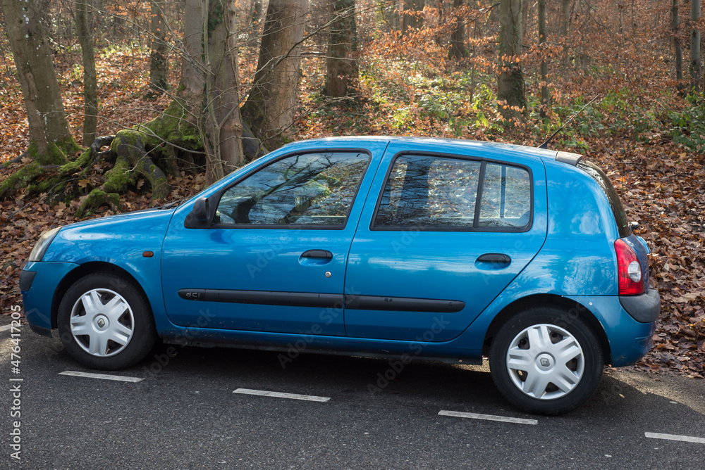 Mulhouse - France - 20 December 2021 - Profile view of blue Renault clio 2  parked on the road foto de Stock