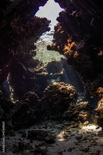 Sonnenstrahlen in Höhle beim Tauchen © Heiko der Urlauber
