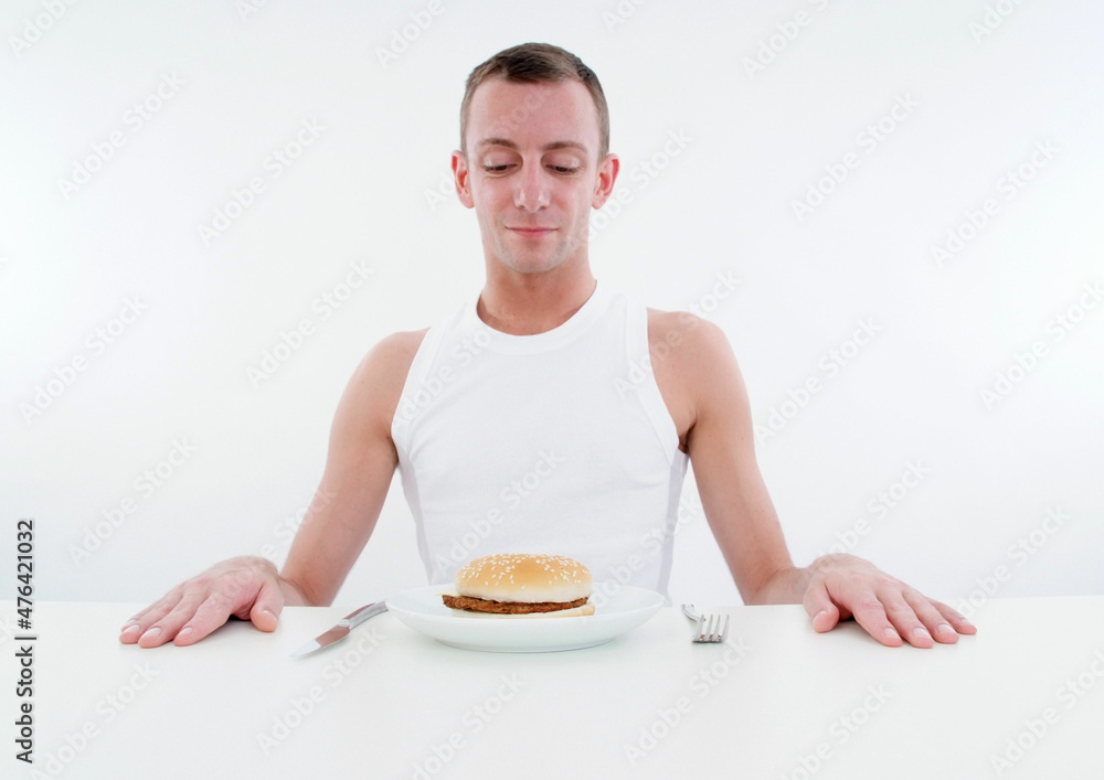 Mann mit Burger am Teller Mann mit Burger am Teller