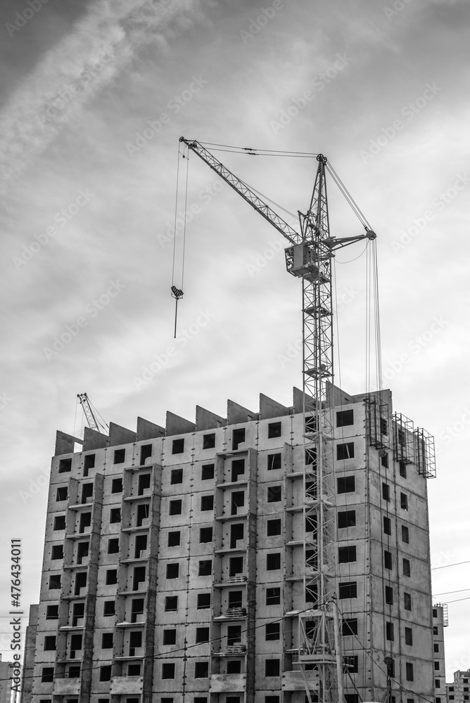 Construction of highrise buildings and column crane Construction of highrise buildings and column crane