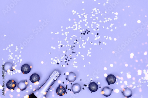 Foto Champagne bottle with Christmas decorations on lilac very peri background