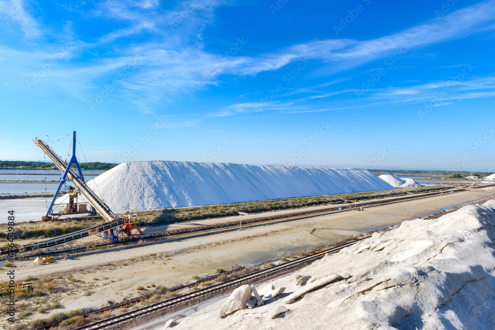 Les salins d'Aigues-Mortes dans le Grad (France). Confection de grands tas de sel grâce à la trémie. Les salins d'Aigues-Mortes dans le Grad (France). Confection de grands tas de sel grâce à la trémie.