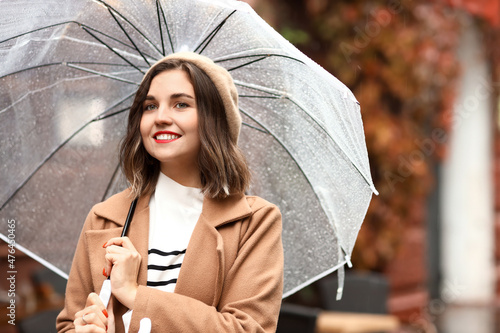 Young fashionable woman wit...