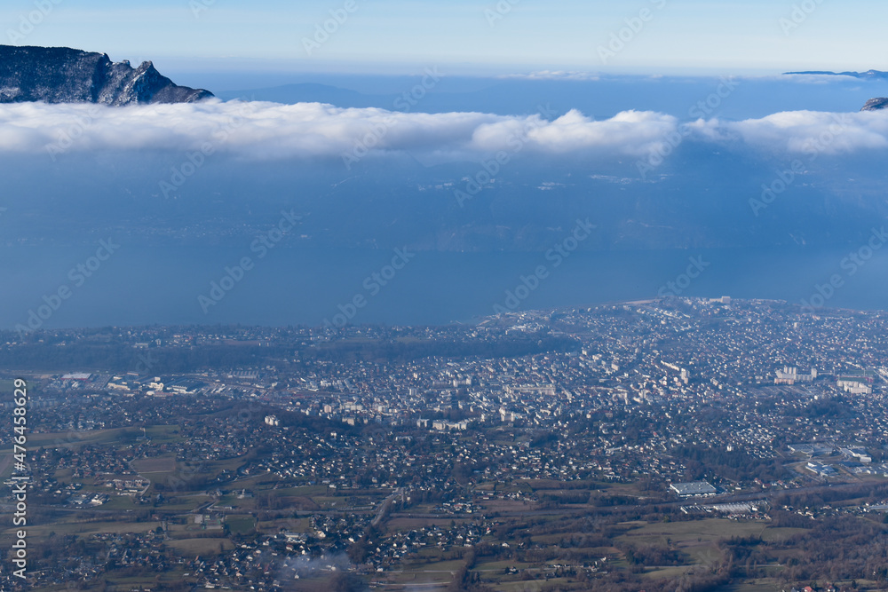 Lac du Bourget et ville d'Aix les Bains sous les nuages - Savoie - France Lac du Bourget et ville d'Aix les Bains sous les nuages - Savoie - France