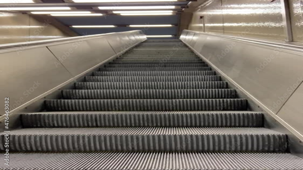 Nach oben fahrende Rolltreppe