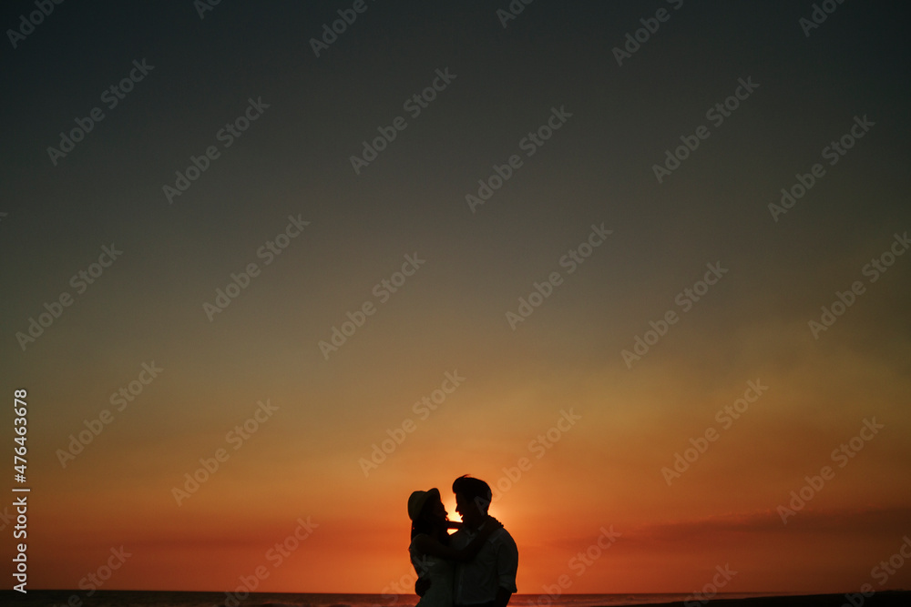 Pareja al atardecer en la playa