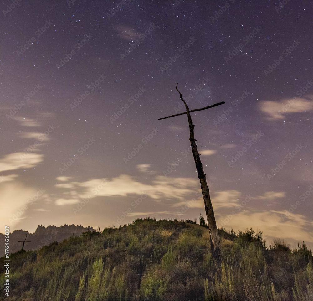 Obraz premium Bosc de les creus sota les estrelles