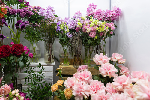Fototapeta Naklejka Na Ścianę i Meble -  vases with fresh cut roses at the flower shop