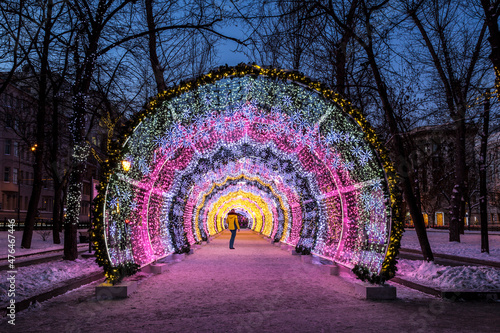 A festive New Year's glowing tunnel on Tverskoy Boulevard in Moscow in the early morning Fototapet