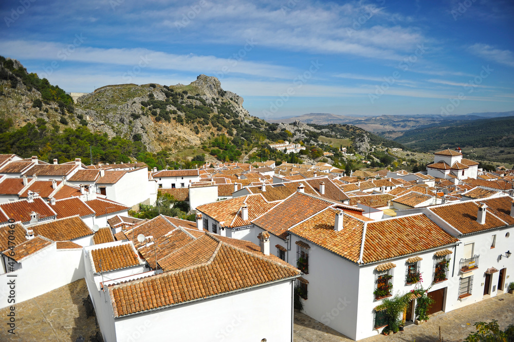 Vista panorámica de Grazalema, uno de los pueblos mas bonitos de España. Pueblos blancos de la Sierra de Cádiz. Fin de semana de turismo rural en Grazalema 