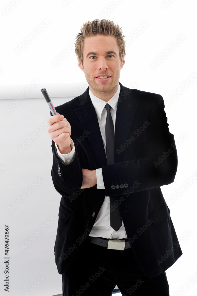 Geschäftsmann steht vor Flip-Chart Geschäftsmann steht vor Flip-Chart