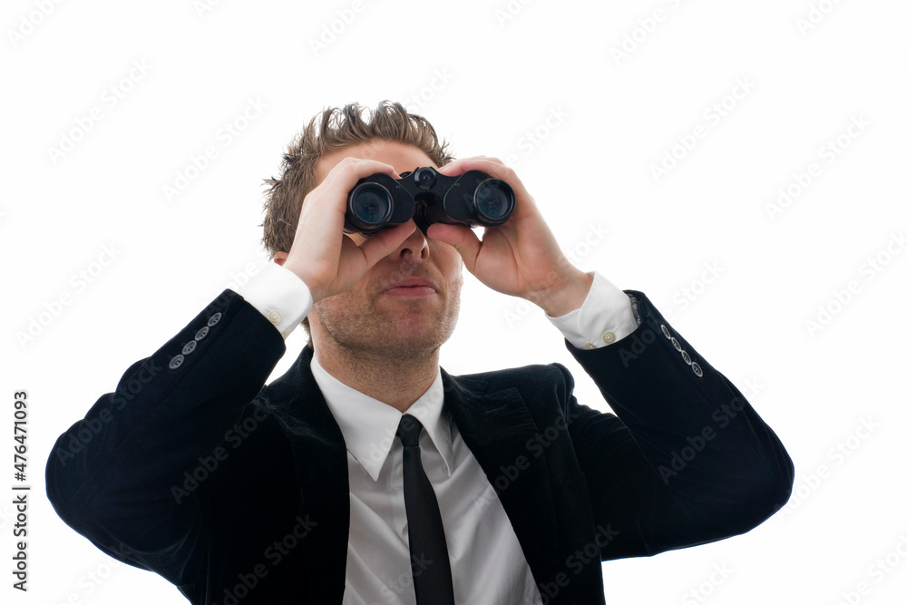 Geschäftsmann blickt durch Fernglas Geschäftsmann blickt durch Fernglas