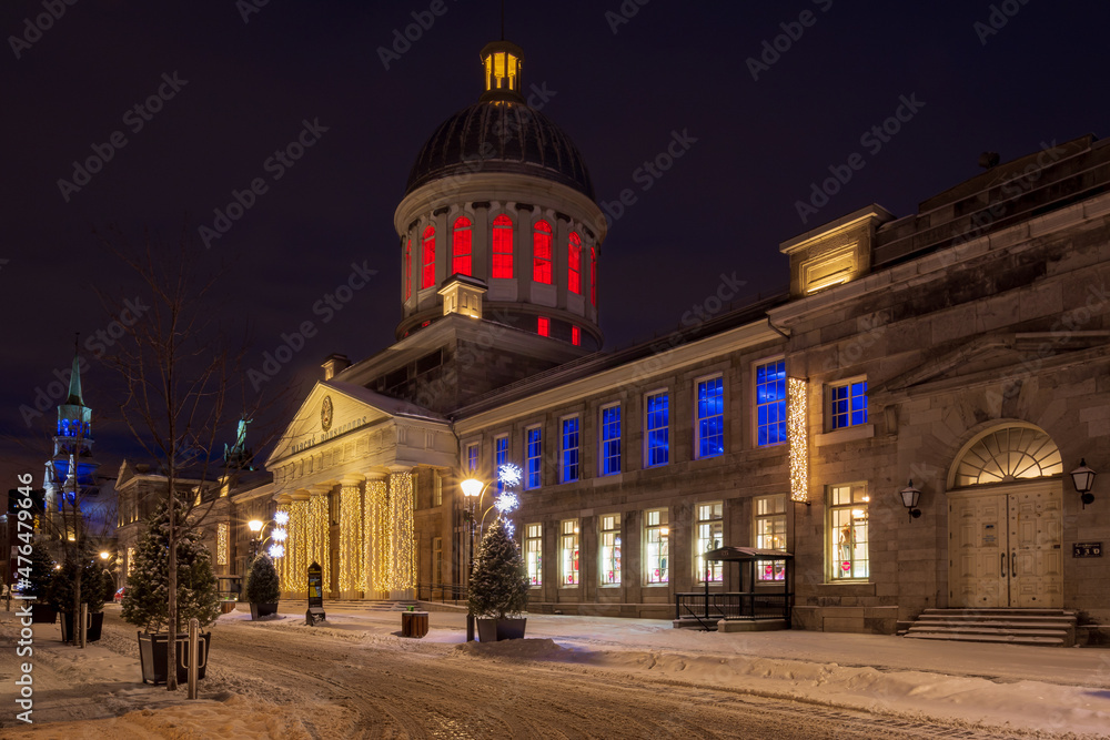 Fototapeta premium the first snow in the old port of Montreal, on St-Paul Street.